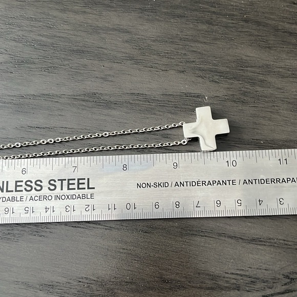 Holly cross - Picture 2 of 3